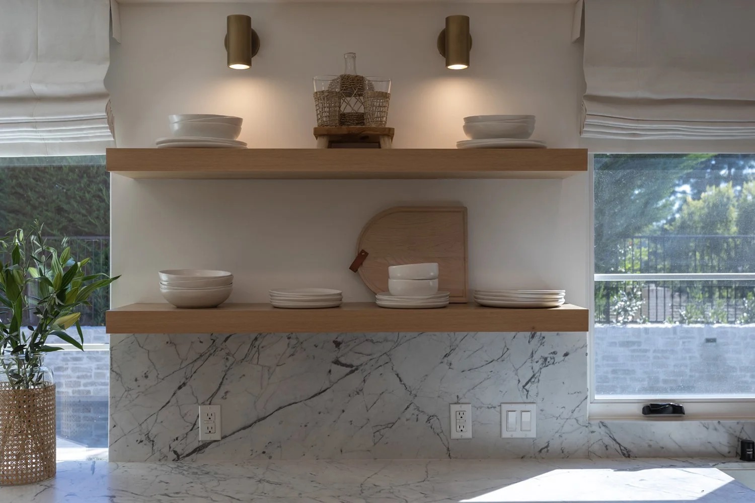 Canyon House, open kitchen shelving in the project by KADI Design
