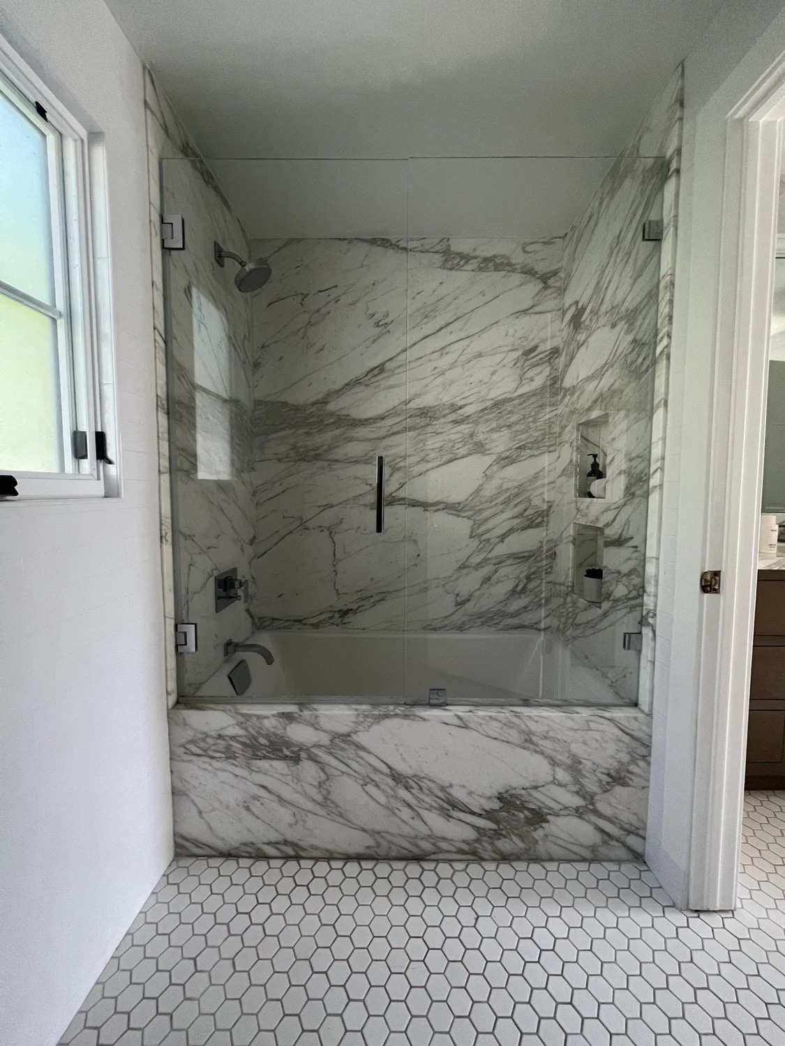 Canyon House, walk-in shower in the project by KADI Design