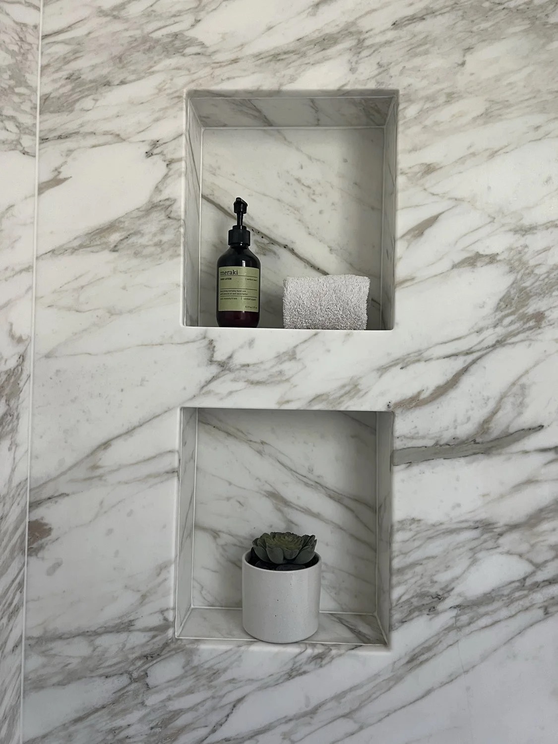 Canyon House, shower niche and shelving in the project by KADI Design
