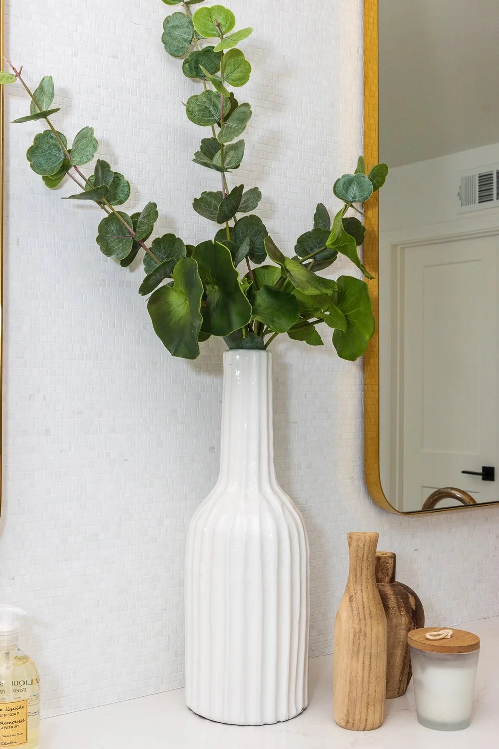 Saddle House, bathroom styling and decor in the project by KADI Design
